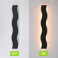 Applique murale solaire moderne à LED linéaire longue bande IP65 pour porche, villa, jardin, en aluminium noir étanche