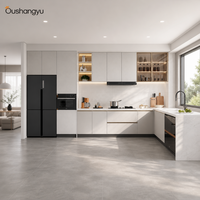 Ensemble de meubles de cuisine blanc crème minimaliste, armoires de cuisine brillantes personnalisées avec appareils électroménagers intégrés pour projet de villa moderne