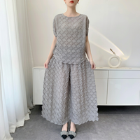 Ensemble plissé deux pièces pour femme – Vente en gros – Ensemble deux pièces plissé à bulles géométriques 3D en relief