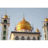 Une mosquée à structure métallique bien entretenue avec un aspect attrayant et une structure robuste, une mosquée moderne.