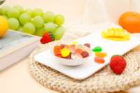 Bonbons gélifiés en gros aux saveurs de fruits, formes variées, acidulés et sucrés, multicolores, en vrac