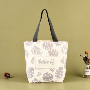 Sac fourre-tout sportif en toile de coton personnalisé avec logo imprimé, réutilisable et écologique, idéal pour la gym et le style de vie actif - Product Image 3