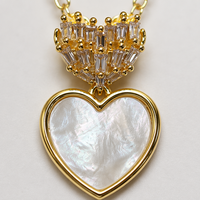 Klassisches Set aus Perlmutt-Herzanhänger mit Zirkonia und Tropfenohrringen |   2-teiliger Kupferschmuck