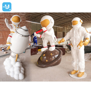 Cadeau personnalisé, décoration boutique de souvenirs, meubles d'exposition en résine pour astronaute, accessoires de sculpture d'astronaute en fibre de verre coloré - Product Image 1