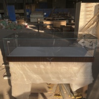 Maßgefertigte Moderne Luxus-LED-Vitrine mit Gebogenem Glas für Bäckereien & Juweliere, mit Goldrahmen für Einkaufszentren-Kioske