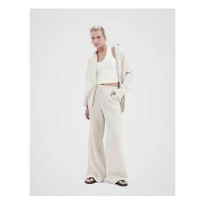 Pantalones casuales de silueta relajada para mujer, diseñados para ofrecer comodidad de uso sencillo, tela suave y movimiento flexible para el día a día. - Product Image 5