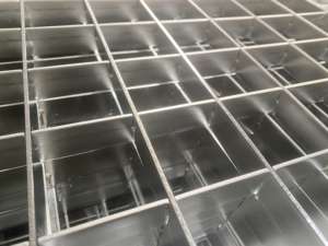 Caillebotis en acier pour <span class=keywords><strong>canal</strong></span> de drainage Fourniture d'usine de matériaux de construction en métal de haute qualité Caillebotis en acier galvanisé à chaud - Product Image 6