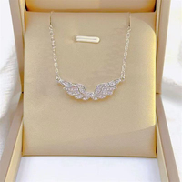 Collier pendentif ailes de cristal brillantes de luxe pour femmes, collier ras du cou exquis avec ailes d'ange en strass, accessoires de bijoux fantaisie
