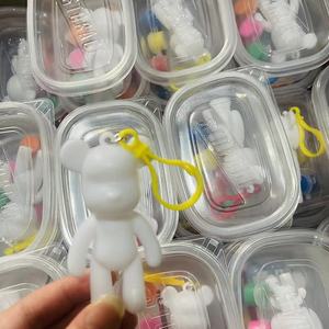 Vente en gros de porte-clés ours fluide DIY Graffiti Painting Violent Bear Models Ensembles de porte-clés avec peintures acryliques et pinceaux - Product Image 4