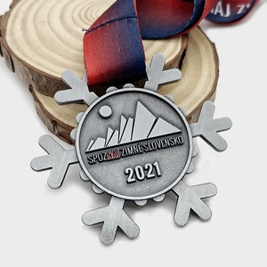 Médaille de trophée sportif en métal avec logo personnalisé du fabricant, design double face, médaille d'honneur pour les <span class=keywords><strong>Jeux</strong></span> d'hiver, médaille de ski en forme de flocon de neige - Product Image 1