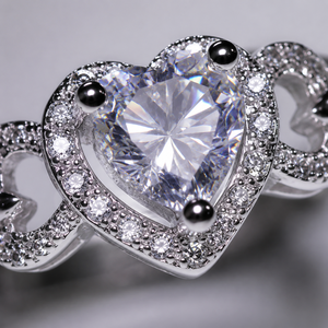 Anello Traforato a Forma di Cuore d'Angelo per Donne, Gioiello Elegante e Scintillante da Indossare sul Dito - Product Image 5