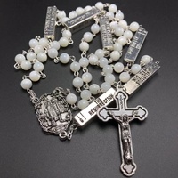 Collier religieux mignon en coquillage de mer et nacre, avec centre de la Vierge de Fatima et connecteur des Cinq Mystères