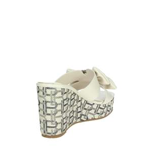 Sandales compensées Laura Biagiotti pour femme, crème, à plateforme et ornées de fleurs - Product Image 3