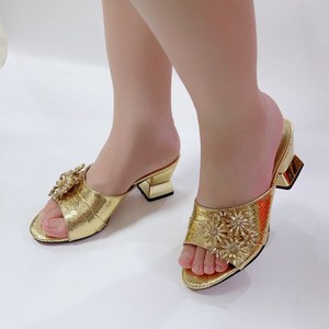 Xuanhui Nuovo Design Ultimi Modelli di <span class=keywords><strong>Sandali</strong></span> con Tacco Alto <span class=keywords><strong>Comodi</strong></span> <span class=keywords><strong>da</strong></span> Esterno con Fiori in Strass per Donne e Signore - Product Image 4