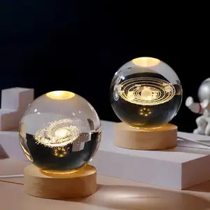 Hitop 3D Galaxy Kristallkugel hölzerner Boden USB-Aufladung 6cm Nachtlicht Geburtstagsgeschenk Schlafzimmer-Dekoration Kristallkugellicht