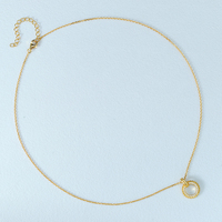Collar con colgante personalizado de circonita blanca con incrustaciones redondas de forma geométrica hueca retorcida, estilo retro, con efecto 'Ice Out' y diseño de la suerte