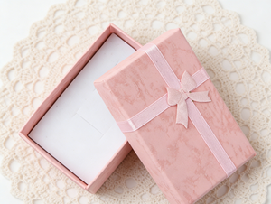 Caja de Regalo Ecológica Rosa para Joyería con Laminado Mate y Forro de Esponja, Tamaño Personalizable, Adornada con Lazo de Cinta de Satén Rosa - Product Image 1