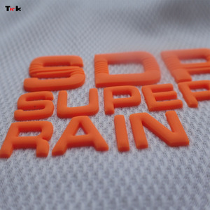 ป้ายซิลิโคนปั๊มร้อนแบบหล่อ<span class=keywords><strong>ขึ้น</strong></span>รูปโลโก้ TPU สี 3 มิติ แบบกำหนดเอง สำหรับการพิมพ์ลายลงเสื้อยืด - Product Image 1