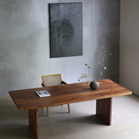 Ensemble de table à manger en noyer massif Wabi Sabi, table à plateau épais avec banc pour hôtel écologique