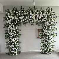 Arche de mariage de luxe personnalisée avec fleurs artificielles pour décoration d'entrée, conception OEM, toile de fond d'arche de mariage de luxe