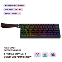 Teclado para juegos con interruptores magnéticos de 61 teclas, cableado Tipo-C, retroiluminación RGB, tasa de sondeo de 8K, activación rápida de 0.01mm, teclas con impresión lateral y diseño de cinta