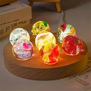 En gros pas cher rond base en bois boule de verre de cristal 3d led lampe de table chambre chevet atmosphère veilleuse pour la Saint-Valentin