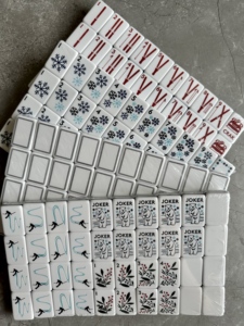 Set di Tessere Mahjong Americane Let IT Snow, 160 Pezzi, Design Moderno in Acrilico di Lusso, Tema Sci, 5 Strati, Portatile, Ecologico, Durevole - Product Image 3