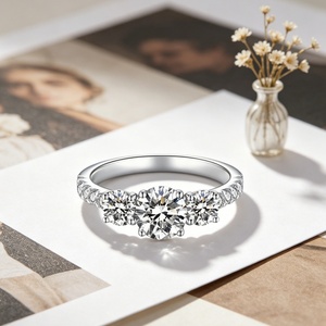 Anillo de Compromiso Moderno para Mujer, con Tres Piedras Redondas de Moissanita con Corte Brillante, Engaste de Plata 925, Bañado en Plata Sólida, en Oferta - Product Image 5