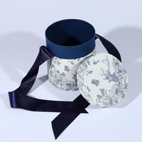 Boîte d'emballage cylindrique rigide en papier, motif floral bleu vintage, cerf imprimé, avec ruban en satin bleu marine foncé, pour bougies, portefeuilles et chapeaux, vente en gros