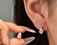 Bague en or 18 carats minimaliste, classique et élégante, avec diamant en forme de goutte de 1 carat certifié IGI, privilégiée par les artistes européens, les icônes et les influenceurs.