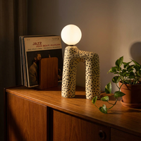 Vente en gros et personnalisation de lampes de table en résine en forme de zèbre pour salons et chambres modernes, style nordique minimaliste et créatif