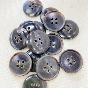 Bán Buôn Giá Tùy Chỉnh Thực hiện Màu Đen Bền <span class=keywords><strong>4</strong></span> Lỗ Khoảng Trống Áo Sơ Mi Nút Bất Tự Nhiên Ox Trâu Sừng Nút Cho Nam Giới Phù Hợp Với - Product Image 1