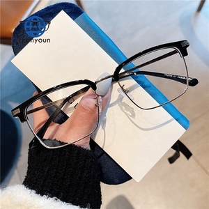 Gafas de Sol Teenyoun de Lujo con Diamantes, Lentes Graduadas para Miopía, Gafas de Computadora con Montura Rectangular Media, Anti Luz Azul - Product Image 3