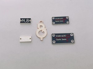 Etiqueta de Metal con logotipo chapado en oro de alta calidad para ropa, ropa, zapatos, bolsas, etiquetas de seguridad de papel, etiqueta grabada de goma duradera - Product Image 3