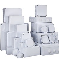 Boîtier de jonction étanche IP65 en ABS 200x200x80mm avec bouchon en caoutchouc, trous pré-perforés, bande d'étanchéité intégrée, résistant aux UV, modèle économique