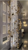 Décoration intérieure de luxe, villa, escalier tournant, hôtel, grand lustre en cristal