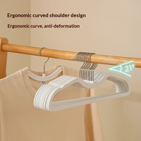 Cintre en forme de M gainé de caoutchouc, toucher doux, peu encombrant, antidérapant, sans traces, design moderne et minimaliste, empêche les vêtements de s'enflouvoir