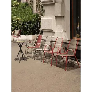 طاولة عشاء من الحديد المطاوع والكراسي والكراسي ذات التصميم الإبداعي والأكثر مبيعًا وهي تركيبة من ثلاث قطع للشرفة