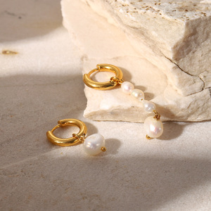 Orecchini Pendenti Asimmetrici con Perle in Acciaio Inossidabile Placcato Oro 18k, Bestseller per Donne - Product Image 6