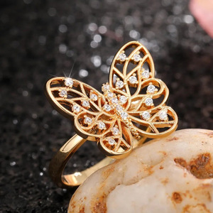 Anello da Donna a Forma di Farfalla Traforata, Gioiello da Dito Elegante e Lussuoso in Stile Francese - Product Image 5