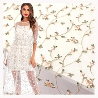 Tissu en tulle brodé personnalisé en Chine, tissu en maille à broderies florales, dentelle en filet