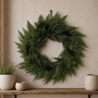Couronne de Noël artificielle en cèdre de 24 pouces avec pommes de pin, décoration de porte d'entrée en faux sapin, design personnalisé, vente en gros