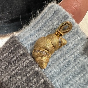 Pendentif en argent pur S925 en forme de corne de vache avec un design rétro français médiéval, bijoux en perles mignons et impeccables - Product Image 4