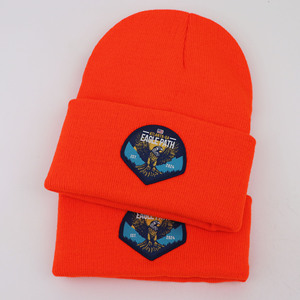 Berretto in maglia personalizzato con patch tessuto, risvolto a costine, arancione, caldo, invernale, termico, da esterno, modello skull cap - Product Image 1