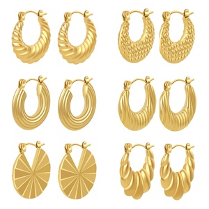 Pendientes de Aro de Oro de 18k PVD con Diseño de Mariposa y Flor, Hipoalergénicos, de Acero Inoxidable, para Mujer, Venta al por Mayor de Joyería Personalizada - Product Image 3