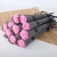 Vente chaude populaire fête des mères unique bouquet de fleurs de savon d'oeillet artificiel avec emballage élégant pour le cadeau de fête des mères