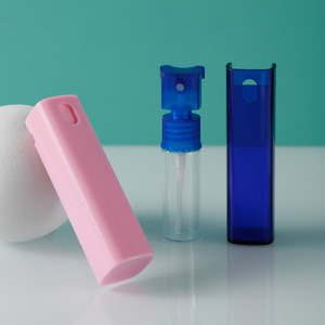 Botella de Spray Cuadrada Portátil de 10 ml para Perfume y Repelente de Mosquitos, Tamaño de Viaje con Cabezal de Spray en Colores Rosa, Azul y Transparente - Product Image 1