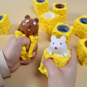 Nouveau jouet créatif et mignon en forme de souris de fromage pour tasse, jouet anti-stress amusant en forme d'écureuil à presser pour tasse - Product Image 2