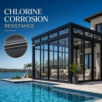 Véranda en alliage d'aluminium anti-corrosion, structure noire, verrière résistante au chlore pour une vie de plein air de luxe en bord de piscine ou en zone côtière