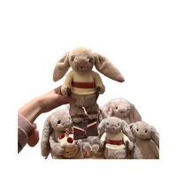 Jellcatt UK Bashful Bunny, Peluche Lapin en Costume de Ski avec Pull Tricoté Rayé et Longues Oreilles Tombantes